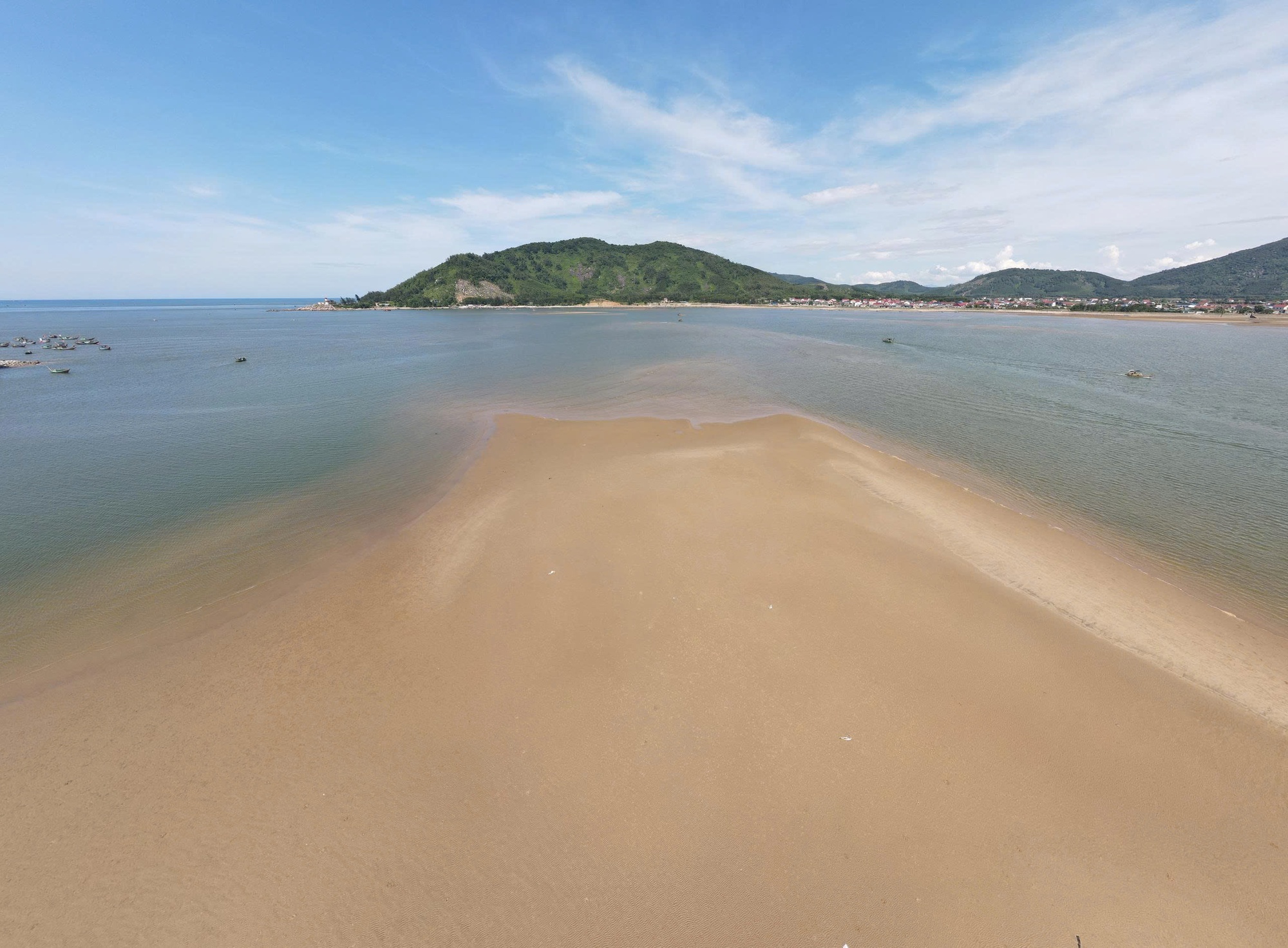 Tàu thuyền gặp khó khi ra, vào cảng cá được đầu tư gần 300 tỉ đồng vì luồng lạch bị bồi lắng- Ảnh 11.