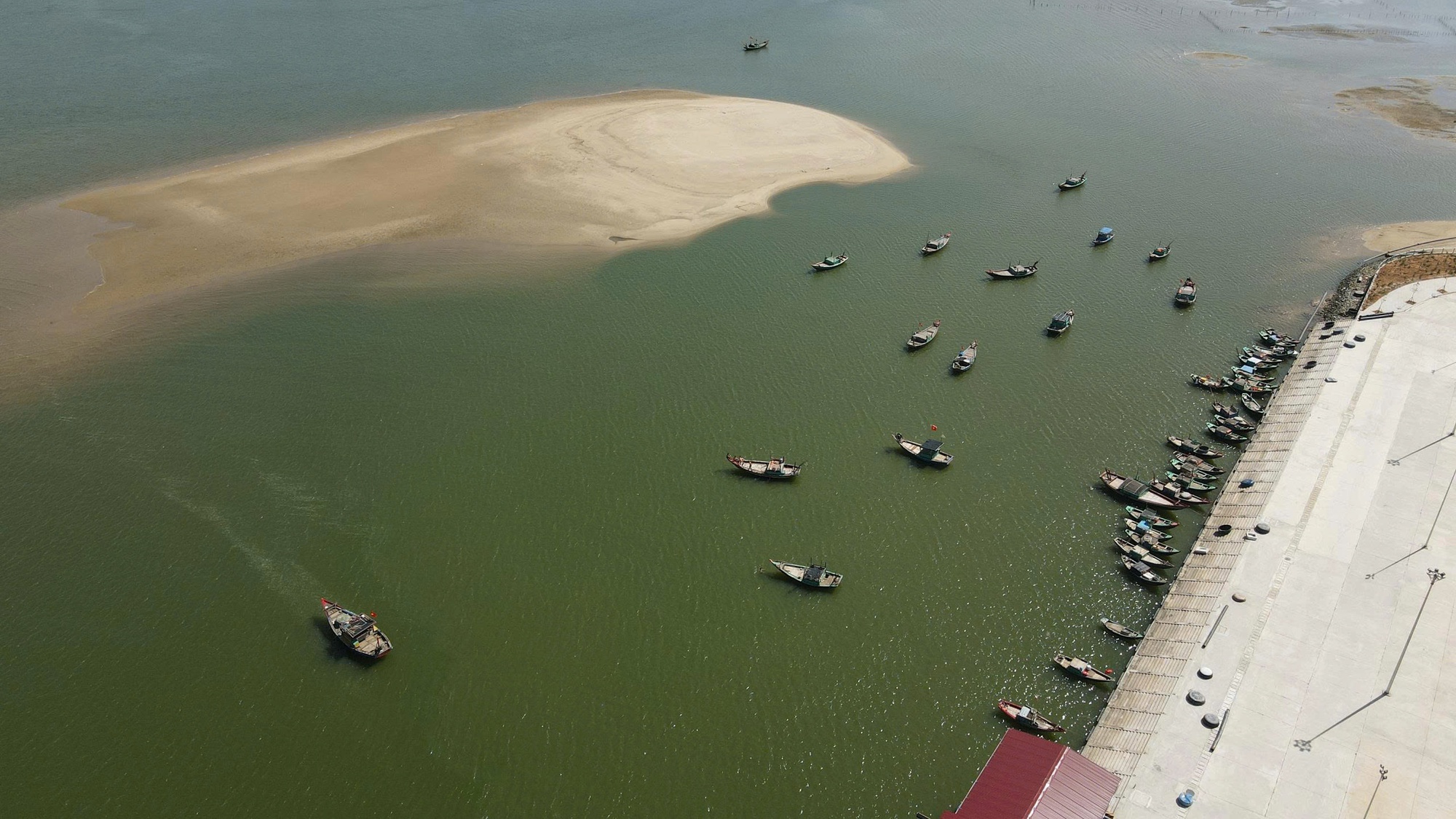 Tàu thuyền gặp khó khi ra, vào cảng cá được đầu tư gần 300 tỉ đồng vì luồng lạch bị bồi lắng- Ảnh 8.