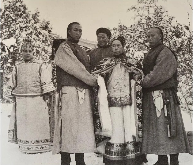 6 bức hình hiếm cuối thời nhà Thanh: Ảnh tiểu thư khuê các trở nên đặc biệt nhờ hiệu ứng từ vật dụng này- Ảnh 1.