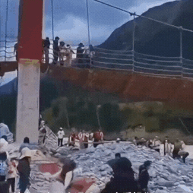 Cận cảnh hiện trường vụ đứt cáp cầu treo ở khu thắng cảnh Tân Cương: 5 người chết, 24 người bị thương- Ảnh 1.