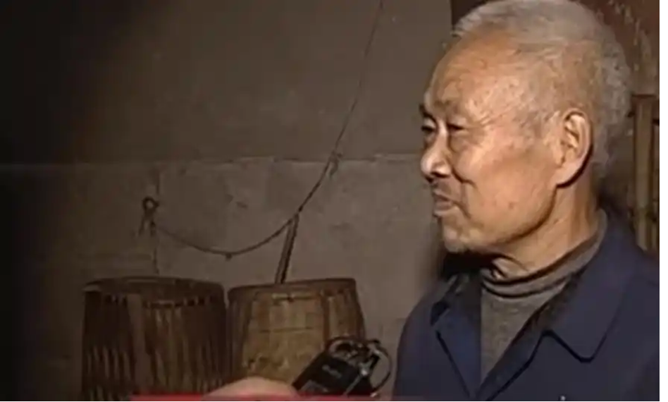 Một nông dân nghèo trình báo bị trộm mất 3 bao tải đựng 11 tỷ đồng tiền mặt: Cảnh sát bắt được kẻ cắp, chủ lại không dám đòi tiền- Ảnh 1.
