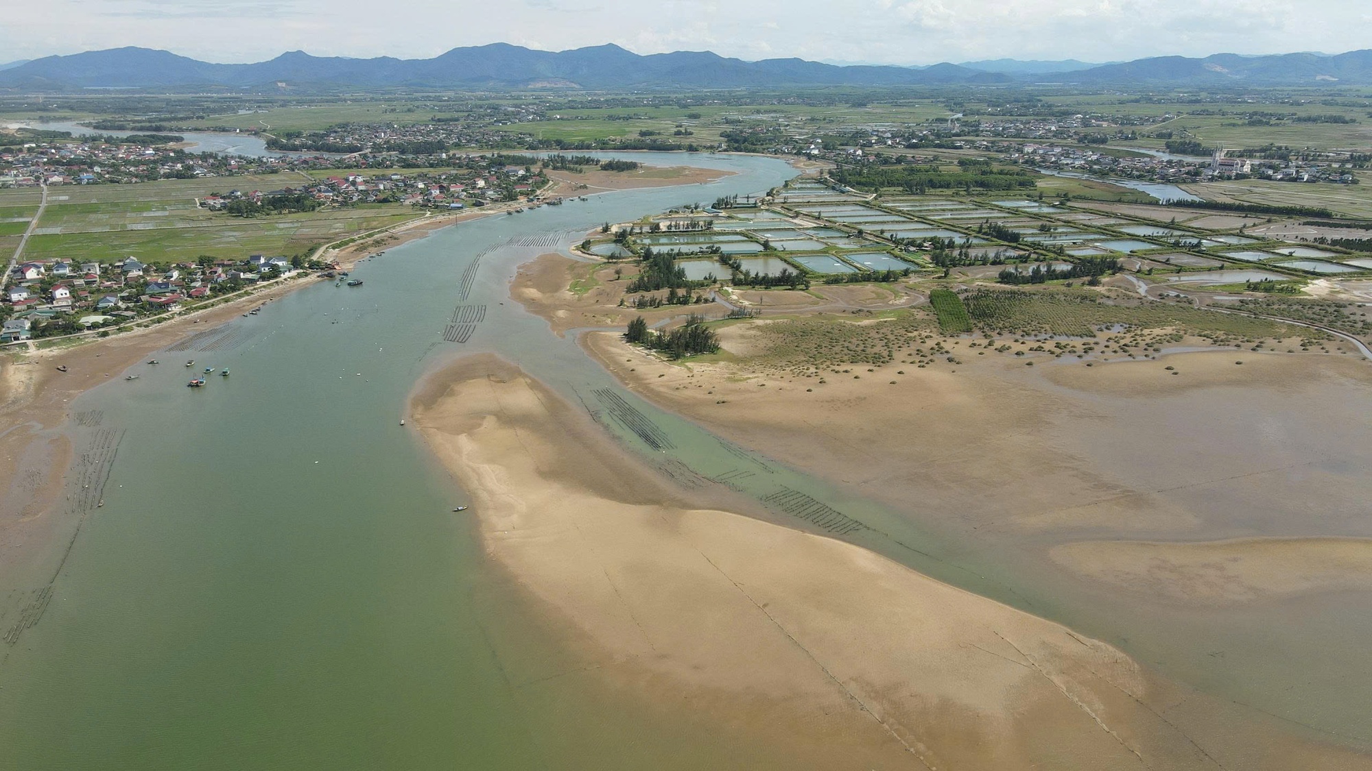 Tàu thuyền gặp khó khi ra, vào cảng cá được đầu tư gần 300 tỉ đồng vì luồng lạch bị bồi lắng- Ảnh 7.