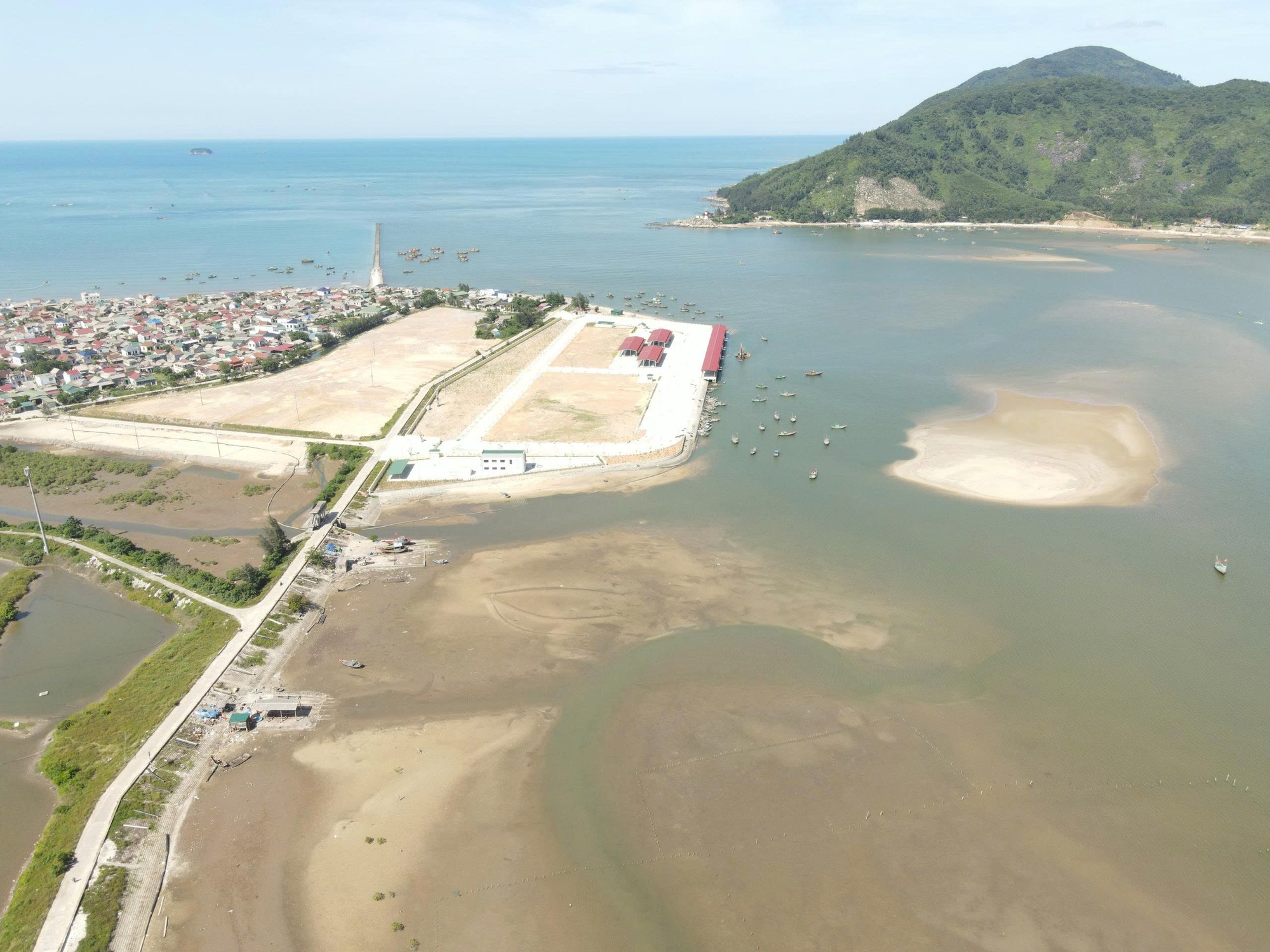 Tàu thuyền gặp khó khi ra, vào cảng cá được đầu tư gần 300 tỉ đồng vì luồng lạch bị bồi lắng- Ảnh 2.