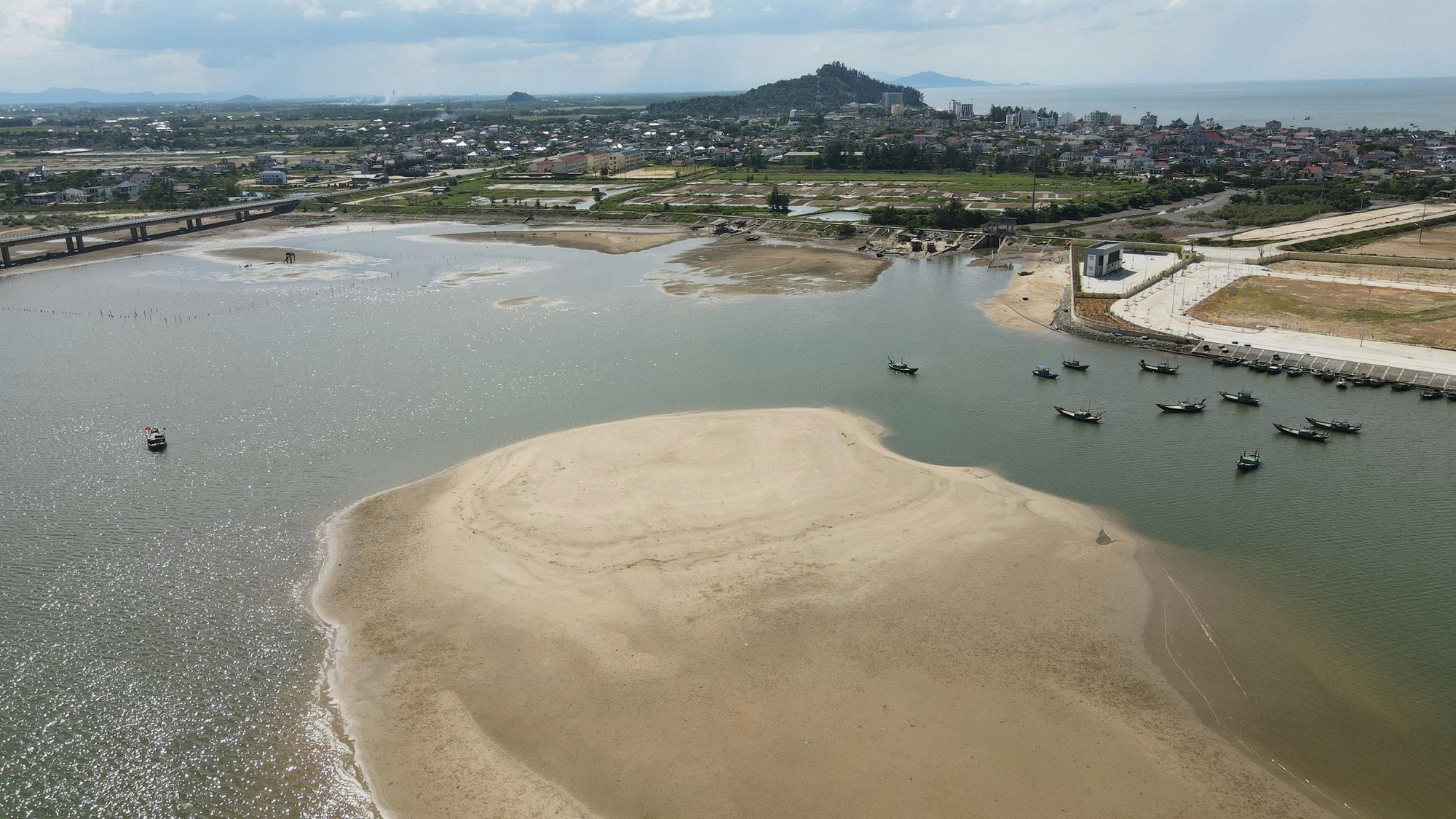 Tàu thuyền gặp khó khi ra, vào cảng cá được đầu tư gần 300 tỉ đồng vì luồng lạch bị bồi lắng- Ảnh 3.