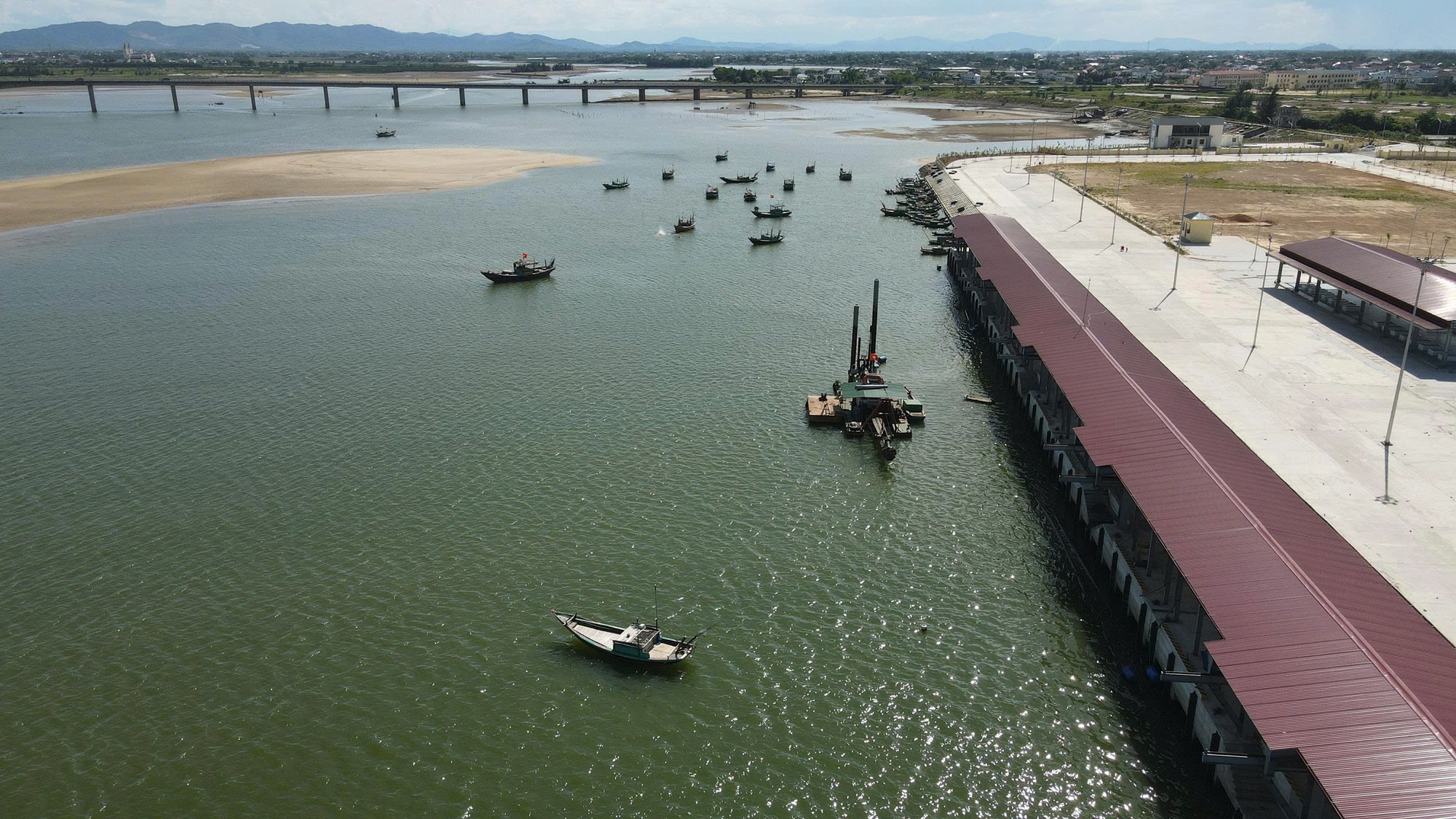 Tàu thuyền gặp khó khi ra, vào cảng cá được đầu tư gần 300 tỉ đồng vì luồng lạch bị bồi lắng- Ảnh 9.