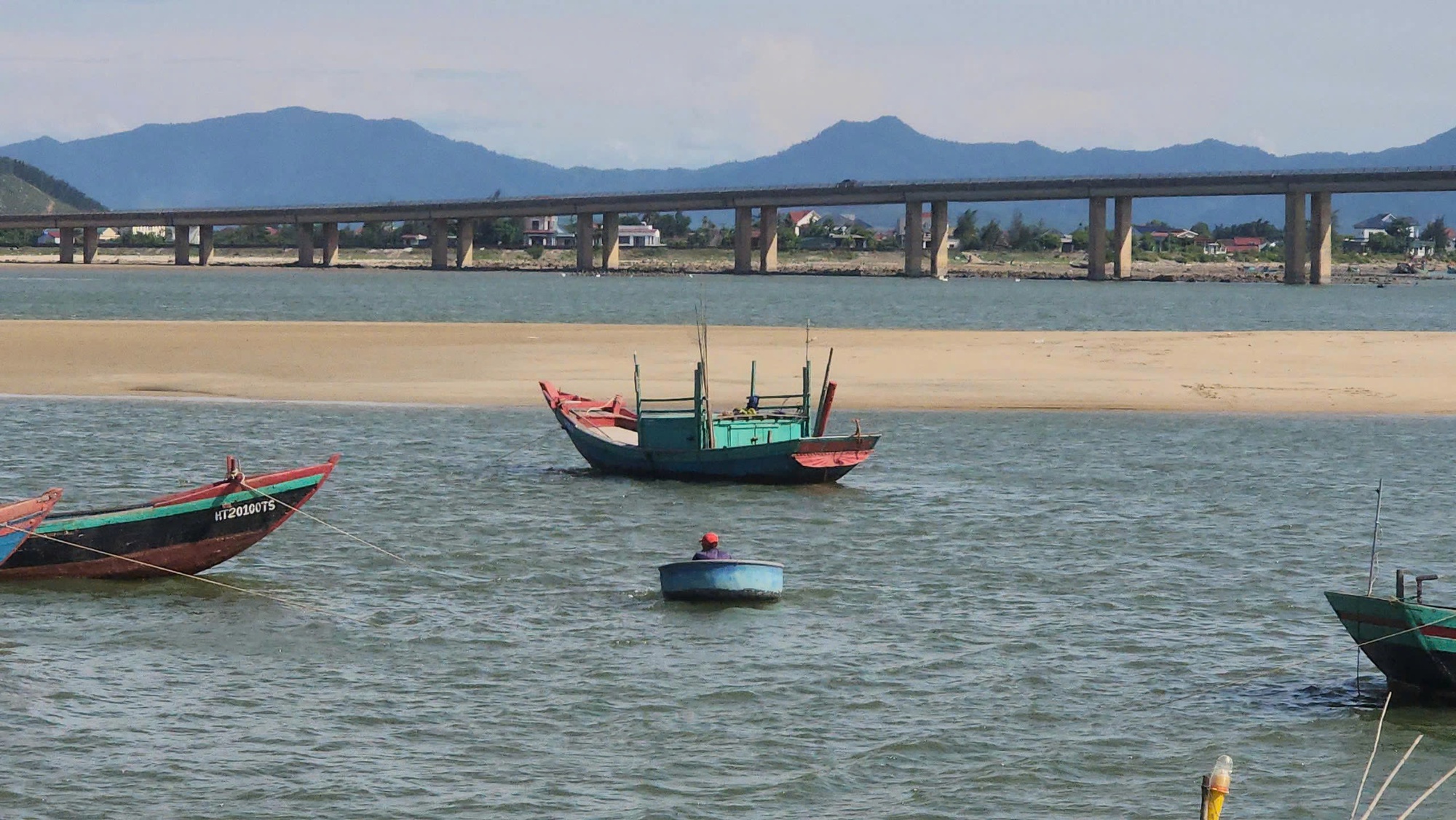 Tàu thuyền gặp khó khi ra, vào cảng cá được đầu tư gần 300 tỉ đồng vì luồng lạch bị bồi lắng- Ảnh 14.