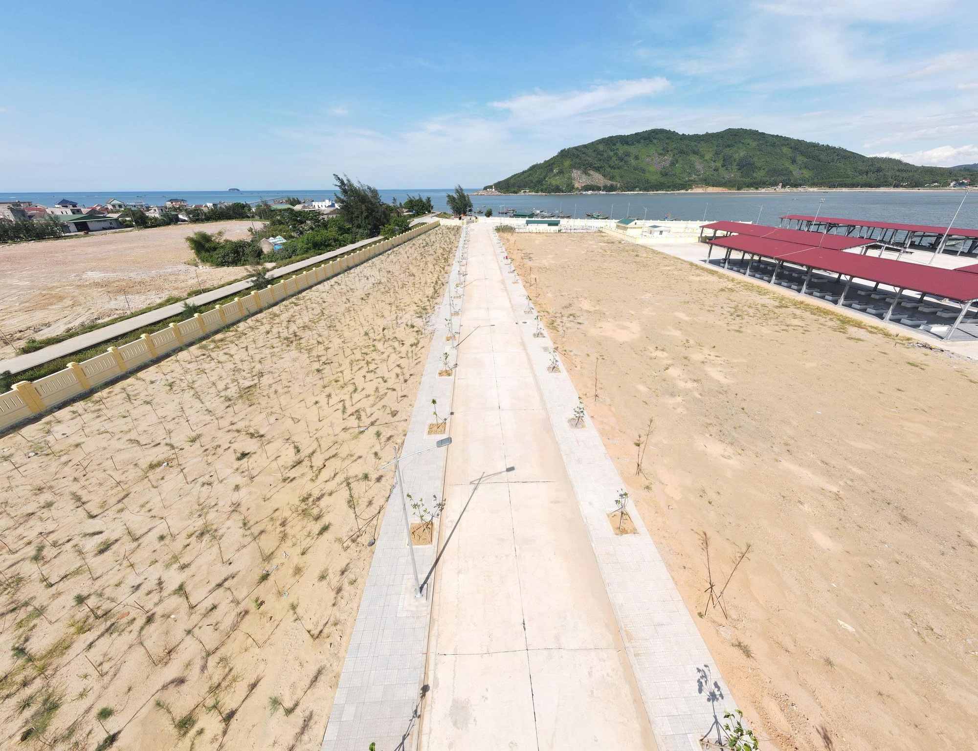 Tàu thuyền gặp khó khi ra, vào cảng cá được đầu tư gần 300 tỉ đồng vì luồng lạch bị bồi lắng- Ảnh 10.