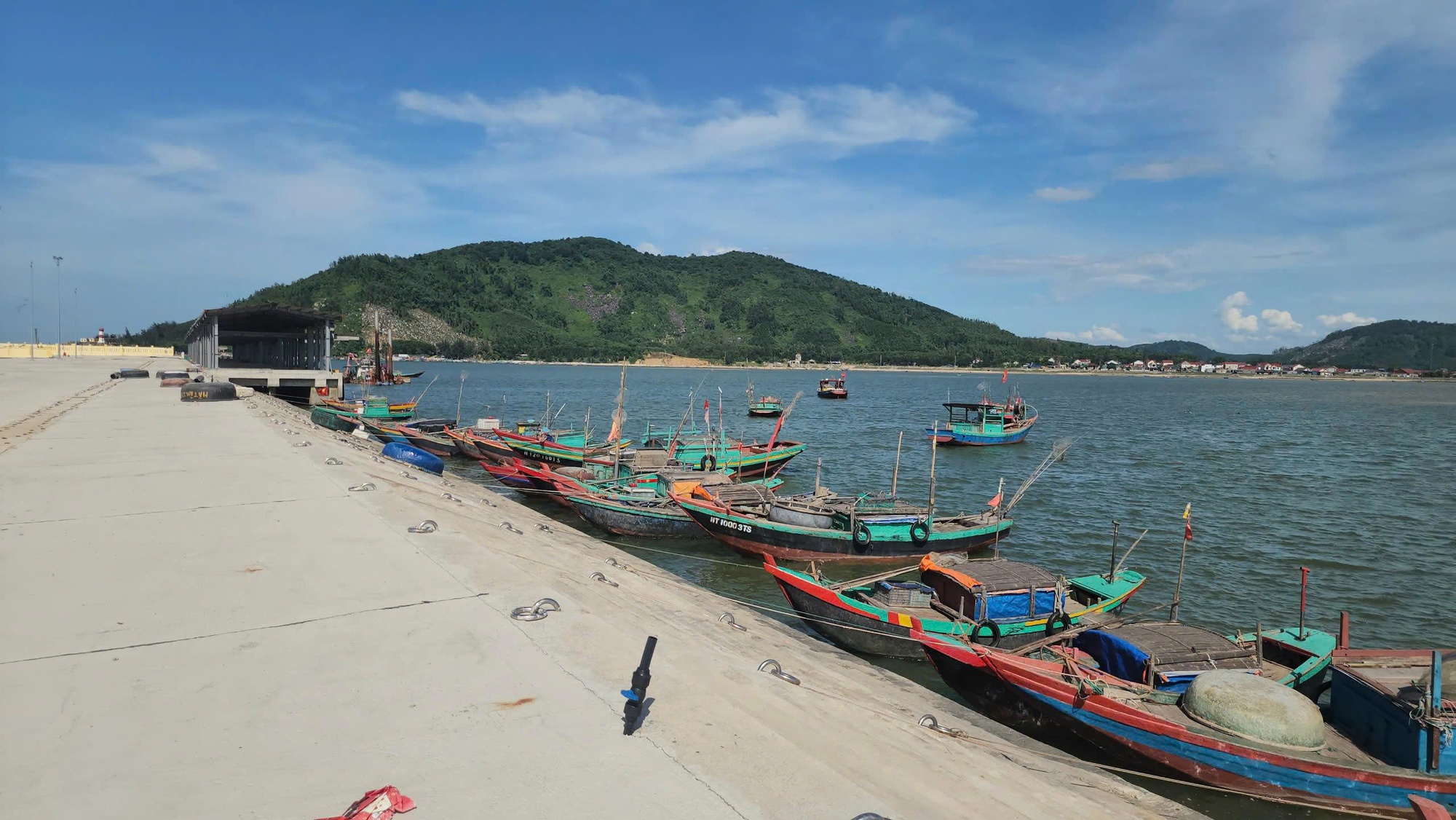 Tàu thuyền gặp khó khi ra, vào cảng cá được đầu tư gần 300 tỉ đồng vì luồng lạch bị bồi lắng- Ảnh 15.