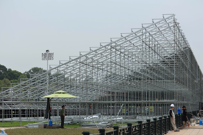 Cận cảnh khán đài 30.000 chỗ ngồi tại Quảng trường Ba Đình phục vụ đại lễ Quốc khánh 2-9- Ảnh 1.