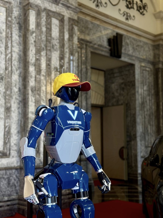 Robot hình người 'Made in Vietnam' của tỷ phú Phạm Nhật Vượng xuất hiện thực tế, nhảy chào mừng sinh nhật Tập đoàn Vingroup- Ảnh 2.