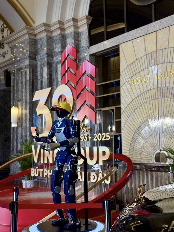 Robot hình người 'Made in Vietnam' của tỷ phú Phạm Nhật Vượng xuất hiện thực tế, nhảy chào mừng sinh nhật Tập đoàn Vingroup- Ảnh 3.