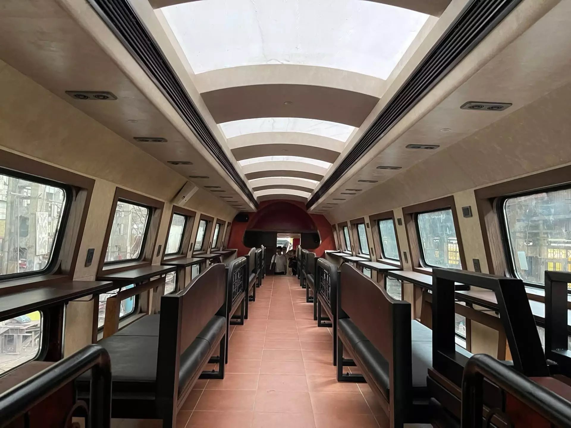 Đúng 19/8, đoàn tàu 2 tầng đầu tiên tại Hà Nội khởi hành: Không gian sang xịn như khách sạn, mỗi ngày có 3 chuyến- Ảnh 2.