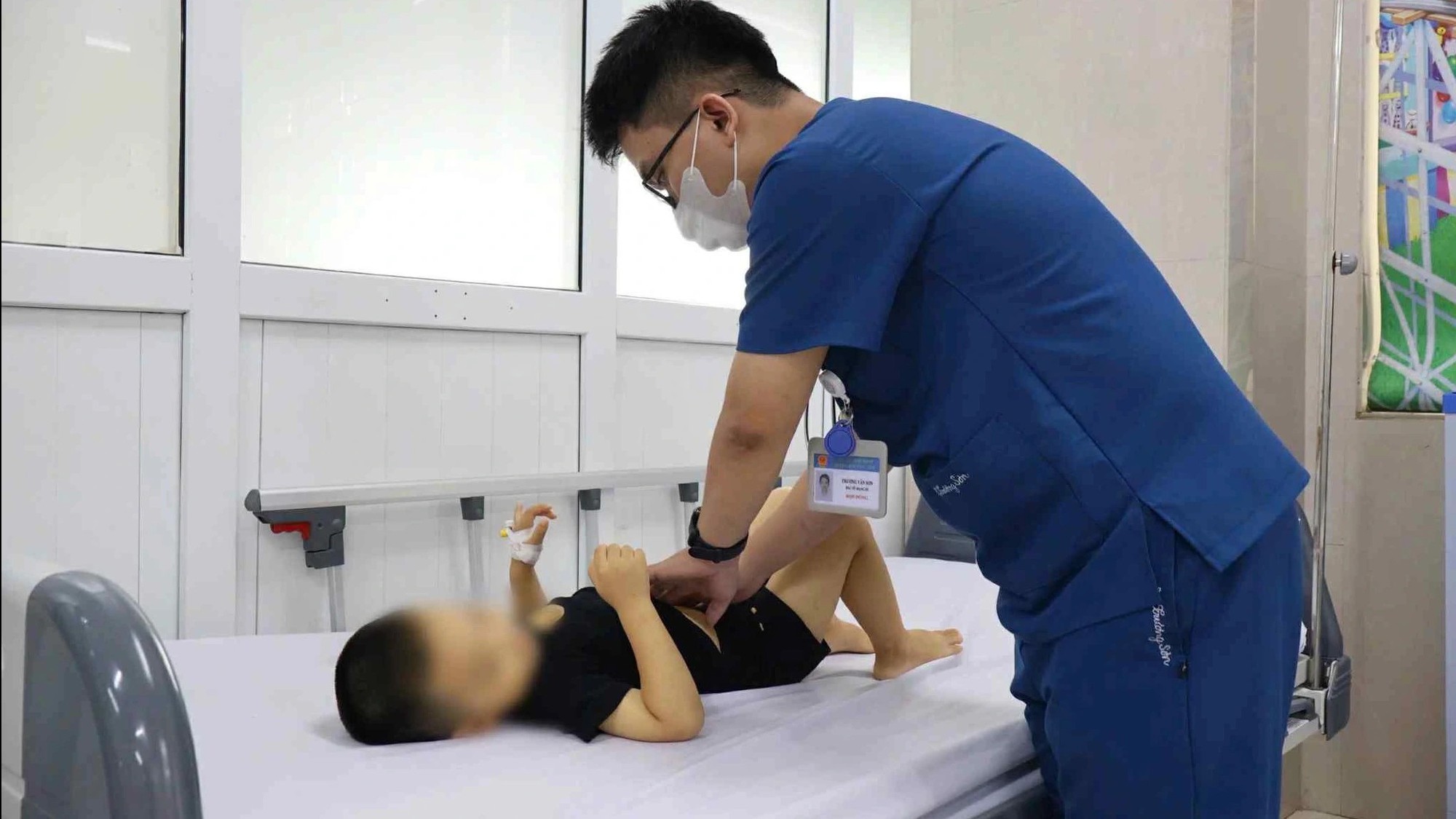 Bé 3 tuổi tại Ninh Bình nguy kịch vì uống nước lá chữa táo bón- Ảnh 1.