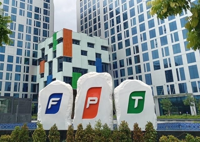 Chuyện gì đang xảy ra với FPT: Khối ngoại bán ròng 12 phiên liên tiếp, hở room kỷ lục 140 triệu cổ phiếu dù lợi nhuận vẫn tăng trưởng cao- Ảnh 1.