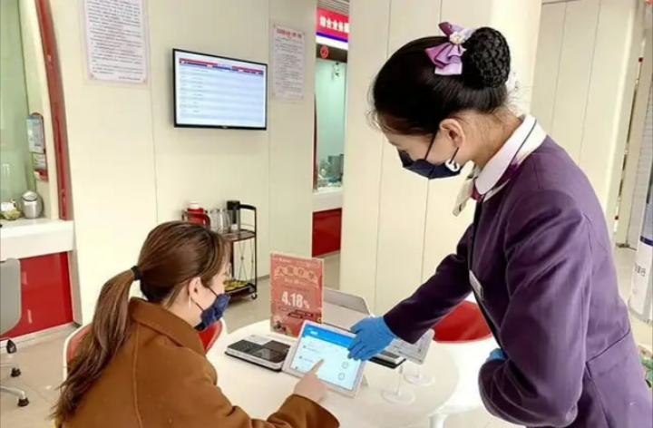 Người phụ nữ gửi tiết kiệm 10,9 tỷ đồng, chưa kịp sinh lãi số dư đã về 0, khởi kiện thì ngân hàng khẳng định: “Chúng tôi cũng là nạn nhân”- Ảnh 1.