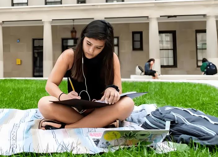 Đây là chuyên ngành mà con nhà giàu thường theo học: Tưởng mơ mộng, phù phiếm, hoá ra lại thực tế đến phũ phàng!- Ảnh 1.