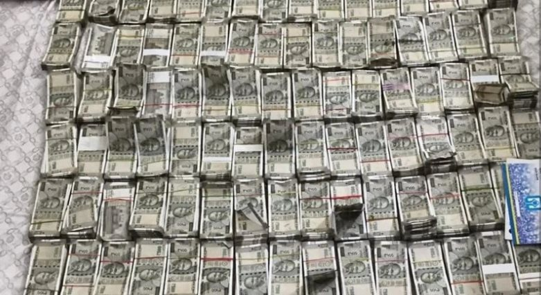 Đột kích nhà kỹ sư hạ tầng nông thôn lương 600.000 đồng/tháng sắp nghỉ hưu, tịch thu 44,8 tỷ tiền mặt chất đống như gạch, nghi phạm tung tiền qua cửa sổ để tẩu tán- Ảnh 1. Đột kích nhà kỹ sư hạ tầng nông thôn lương 600.000 đồng/tháng sắp nghỉ hưu, tịch thu 44,8 tỷ tiền mặt chất đống như gạch, nghi phạm tung tiền qua cửa sổ để tẩu tán- Ảnh 1.