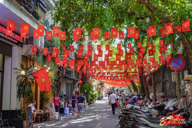 Khách nước ngoài thích thú chụp ảnh dưới bầu trời cờ hoa Hà Nội, phố phường rộn ràng trước thềm 2/9- Ảnh 1. Khách nước ngoài thích thú chụp ảnh dưới bầu trời cờ hoa Hà Nội, phố phường rộn ràng trước thềm 2/9- Ảnh 1.