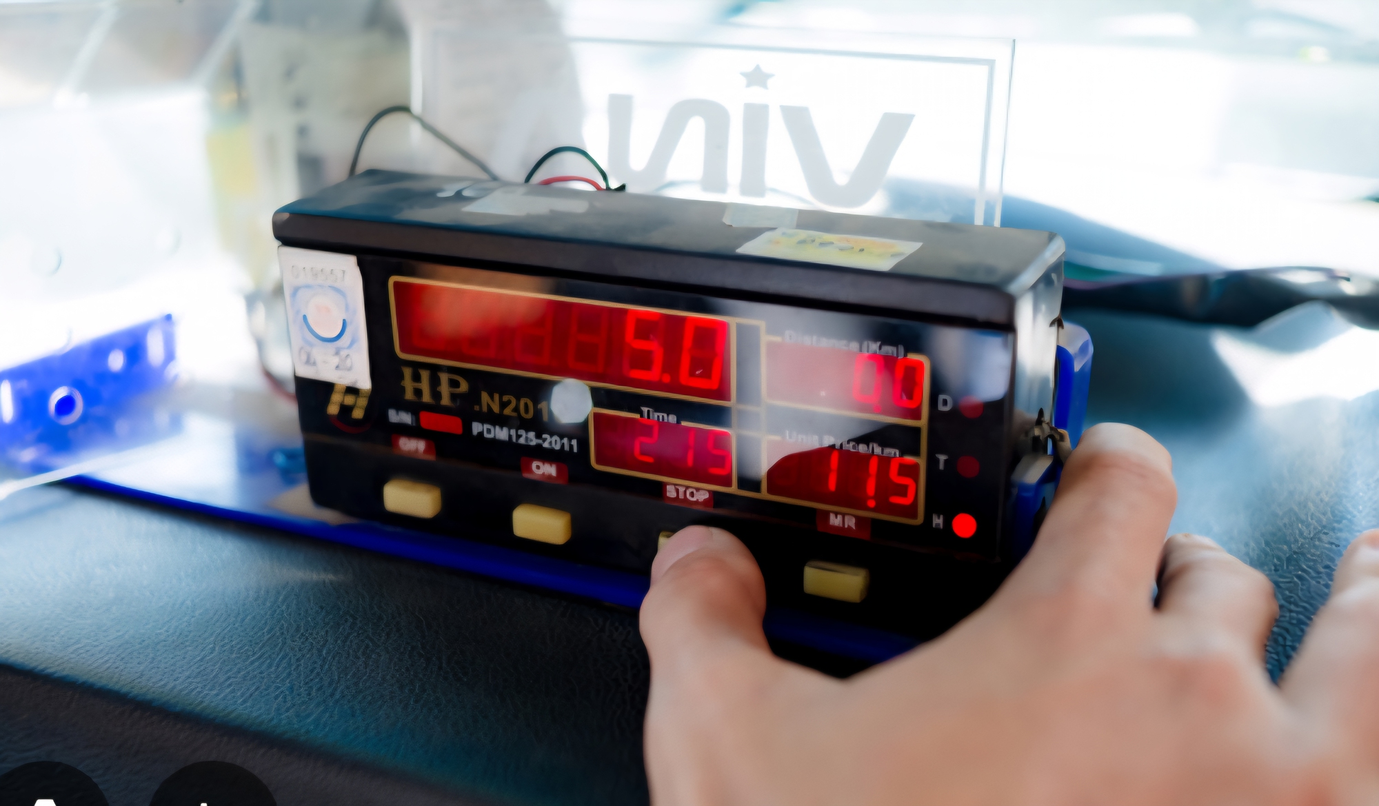 Tài xế taxi thu không đúng giá cước có thể bị phạt 8-10 triệu đồng- Ảnh 1.