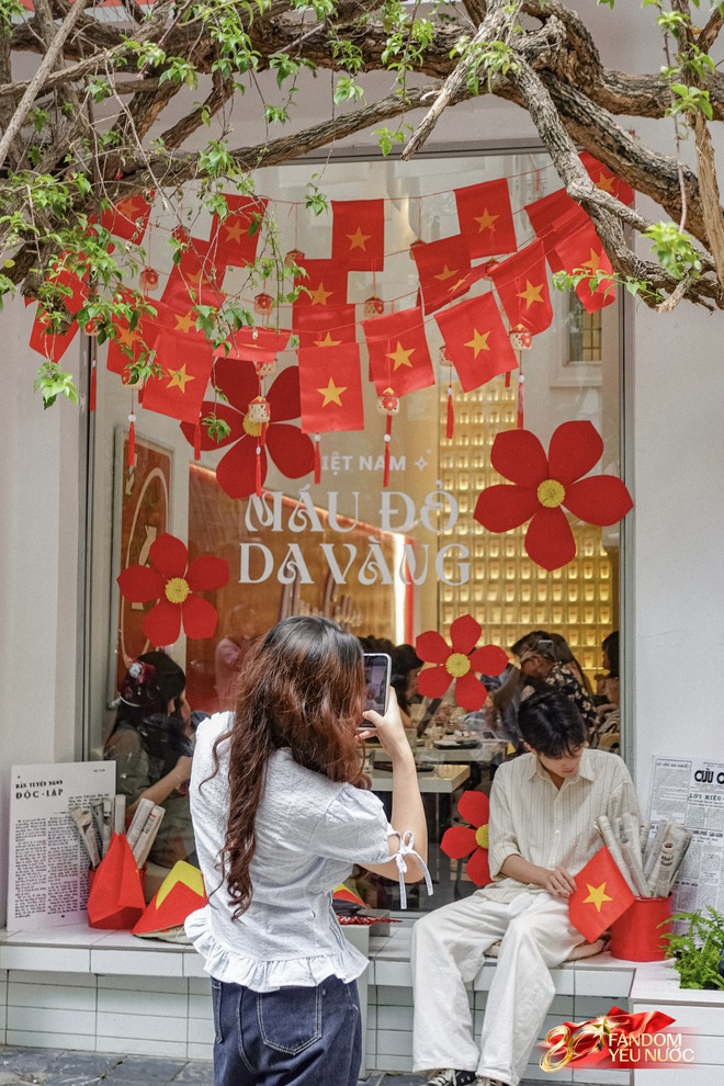 Khách nước ngoài thích thú chụp ảnh dưới bầu trời cờ hoa Hà Nội, phố phường rộn ràng trước thềm 2/9- Ảnh 11. Khách nước ngoài thích thú chụp ảnh dưới bầu trời cờ hoa Hà Nội, phố phường rộn ràng trước thềm 2/9- Ảnh 11.