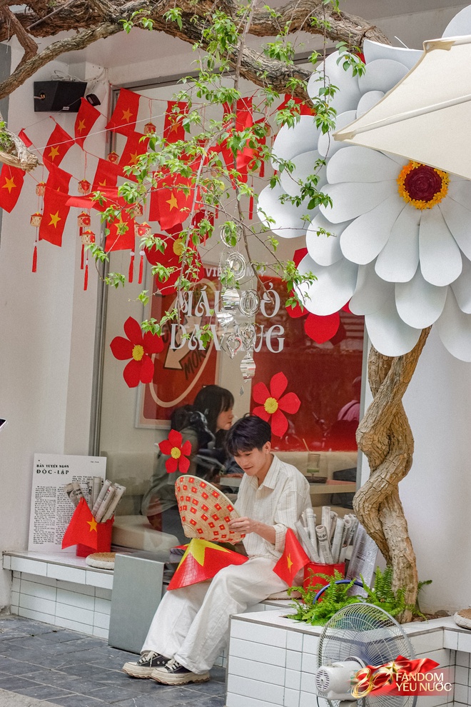 Khách nước ngoài thích thú chụp ảnh dưới bầu trời cờ hoa Hà Nội, phố phường rộn ràng trước thềm 2/9- Ảnh 12. Khách nước ngoài thích thú chụp ảnh dưới bầu trời cờ hoa Hà Nội, phố phường rộn ràng trước thềm 2/9- Ảnh 12.