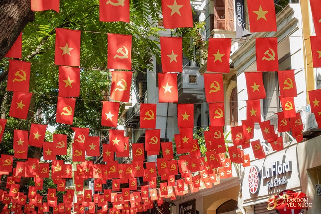 Khách nước ngoài thích thú chụp ảnh dưới bầu trời cờ hoa Hà Nội, phố phường rộn ràng trước thềm 2/9- Ảnh 4. Khách nước ngoài thích thú chụp ảnh dưới bầu trời cờ hoa Hà Nội, phố phường rộn ràng trước thềm 2/9- Ảnh 4.
