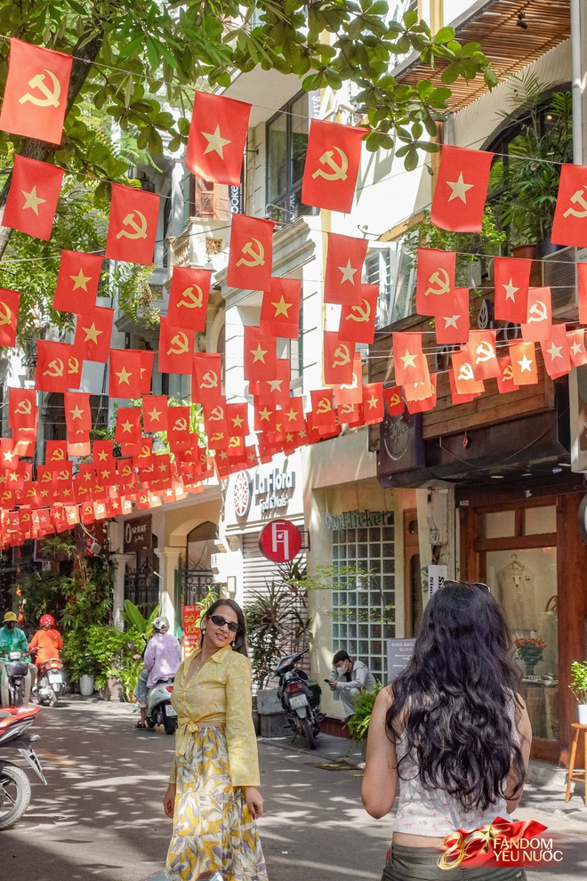 Khách nước ngoài thích thú chụp ảnh dưới bầu trời cờ hoa Hà Nội, phố phường rộn ràng trước thềm 2/9- Ảnh 6. Khách nước ngoài thích thú chụp ảnh dưới bầu trời cờ hoa Hà Nội, phố phường rộn ràng trước thềm 2/9- Ảnh 6.