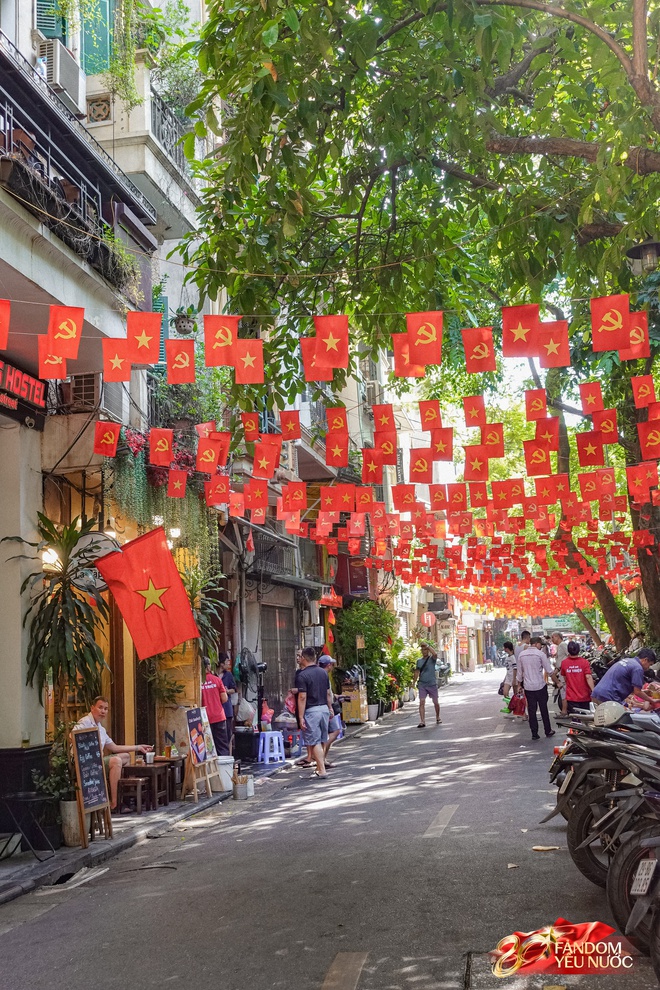Khách nước ngoài thích thú chụp ảnh dưới bầu trời cờ hoa Hà Nội, phố phường rộn ràng trước thềm 2/9- Ảnh 7. Khách nước ngoài thích thú chụp ảnh dưới bầu trời cờ hoa Hà Nội, phố phường rộn ràng trước thềm 2/9- Ảnh 7.
