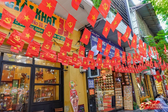Khách nước ngoài thích thú chụp ảnh dưới bầu trời cờ hoa Hà Nội, phố phường rộn ràng trước thềm 2/9- Ảnh 8. Khách nước ngoài thích thú chụp ảnh dưới bầu trời cờ hoa Hà Nội, phố phường rộn ràng trước thềm 2/9- Ảnh 8.