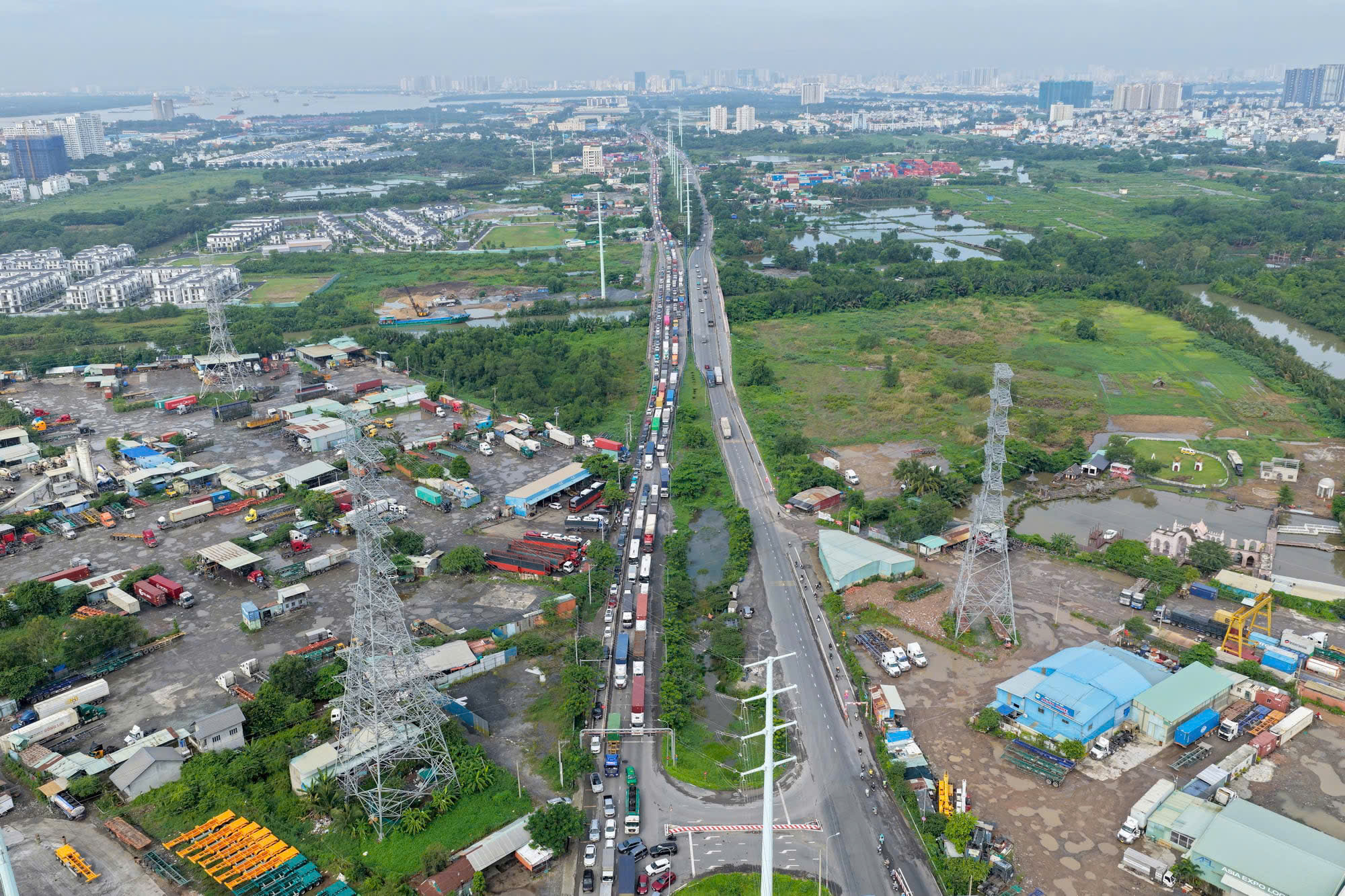 Mở toang các cửa ngõ bằng loạt dự án ngàn tỉ đồng - Ảnh 1.