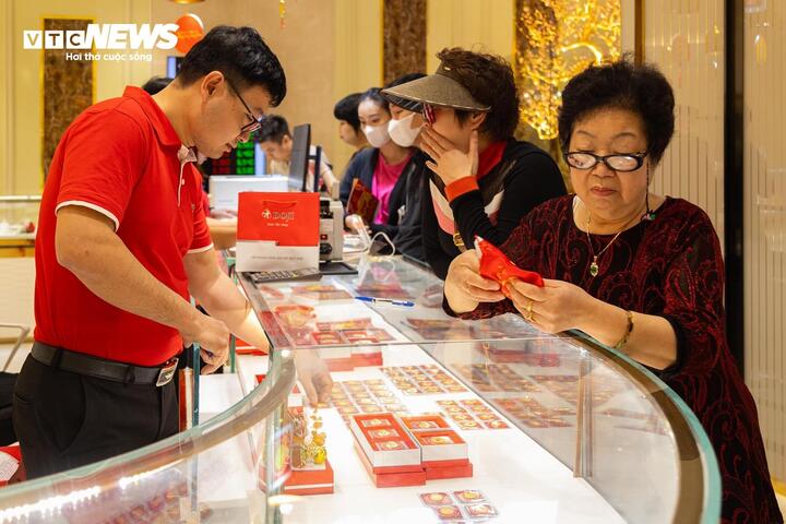 Liên tục lập kỷ lục, giá vàng còn leo thang đến khi nào?- Ảnh 2.