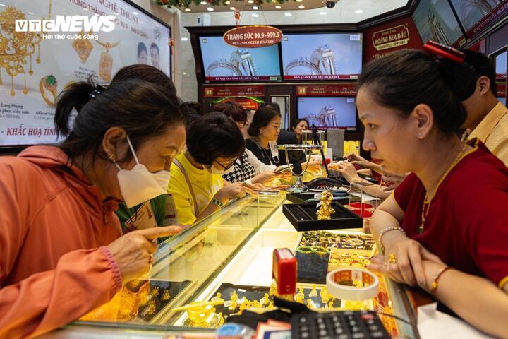 Liên tục lập kỷ lục, giá vàng còn leo thang đến khi nào?- Ảnh 1.