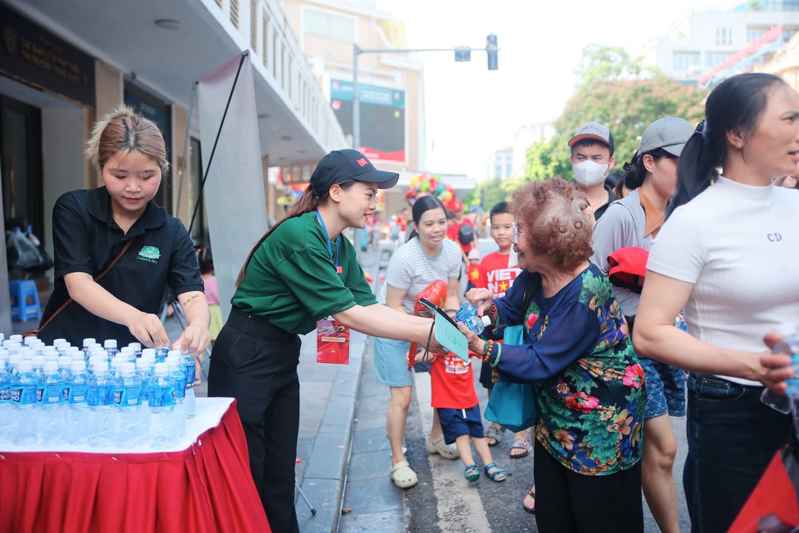 Hàng loạt "Trạm Khách A80 - Tự hào Việt Nam", điểm dừng chân đặc biệt cho người dân đi xem diễu binh ngày 2/9 - Ảnh 9.