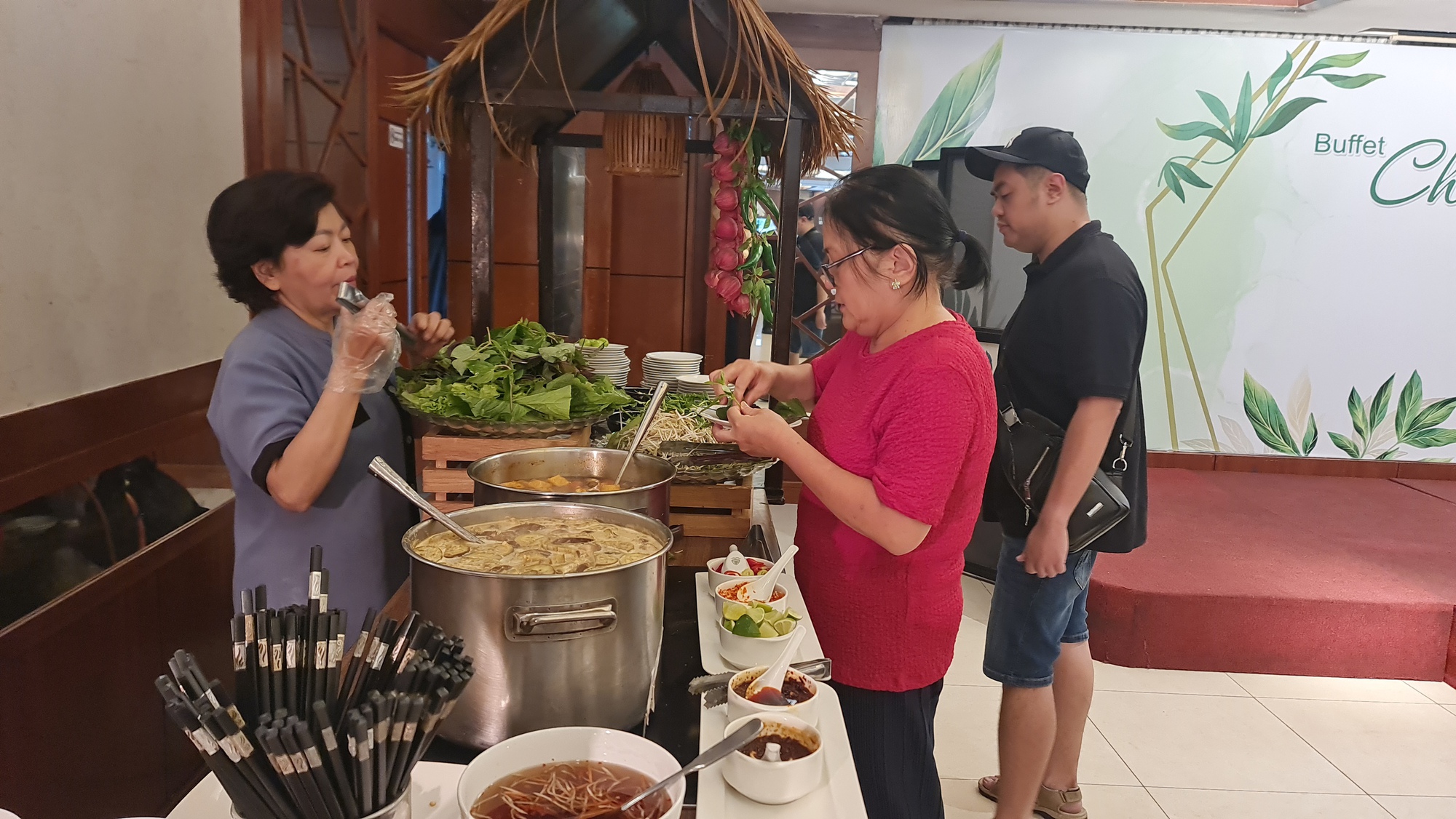 Buffet chay ở TP HCM đắt khách dịp lễ 2-9 - Ảnh 2.