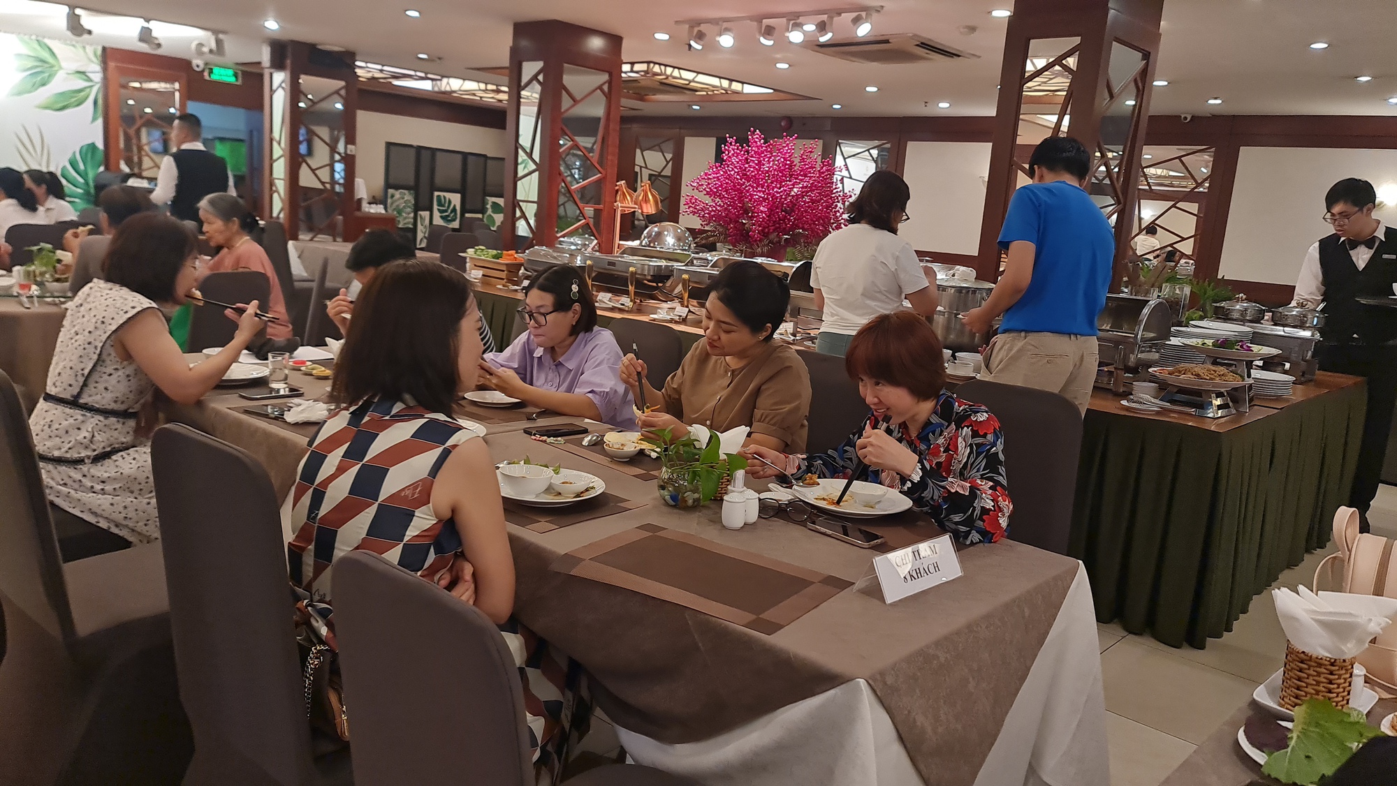 Buffet chay ở TP HCM đắt khách dịp lễ 2-9 - Ảnh 10.