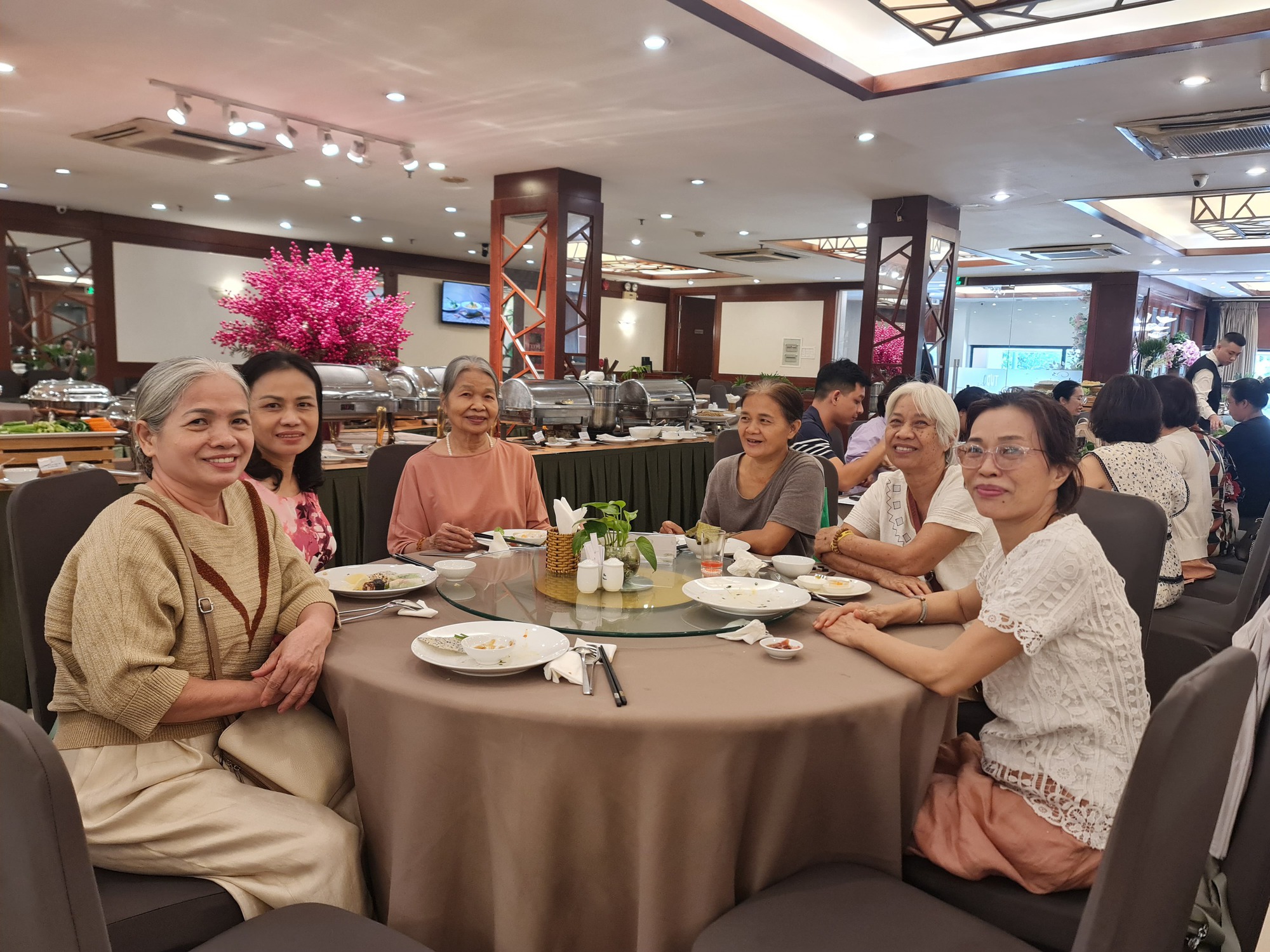 Buffet chay ở TP HCM đắt khách dịp lễ 2-9 - Ảnh 1.