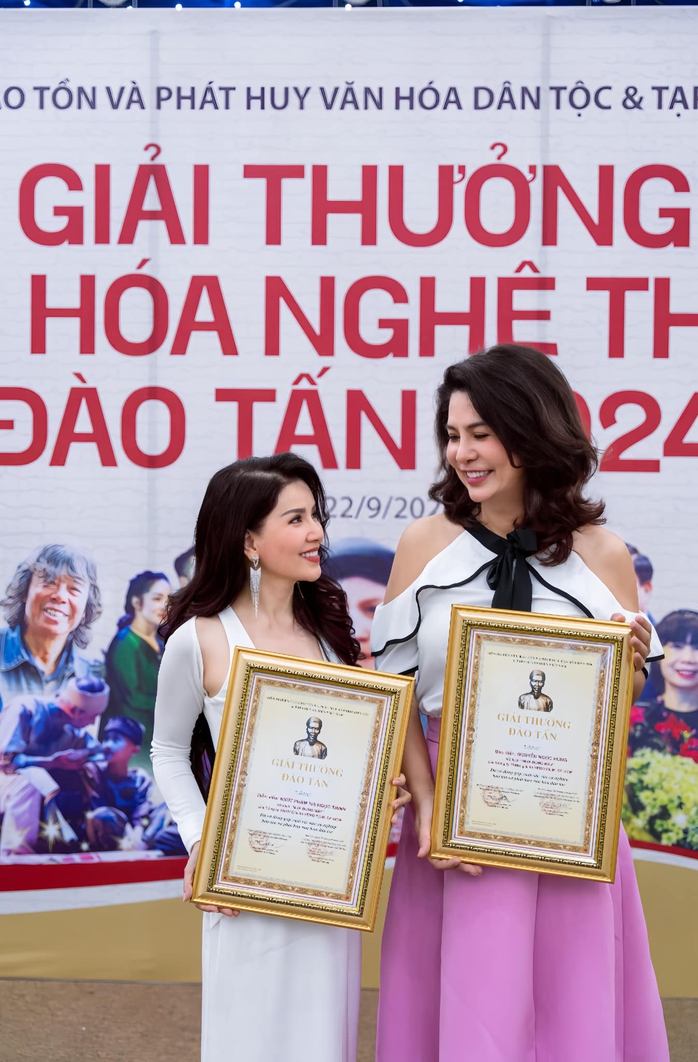 NSƯT Ngọc Trinh "Mùi ngò gai" qua đời, hưởng dương 52 tuổi- Ảnh 1. NSƯT Ngọc Trinh "Mùi ngò gai" qua đời, hưởng dương 52 tuổi- Ảnh 1.