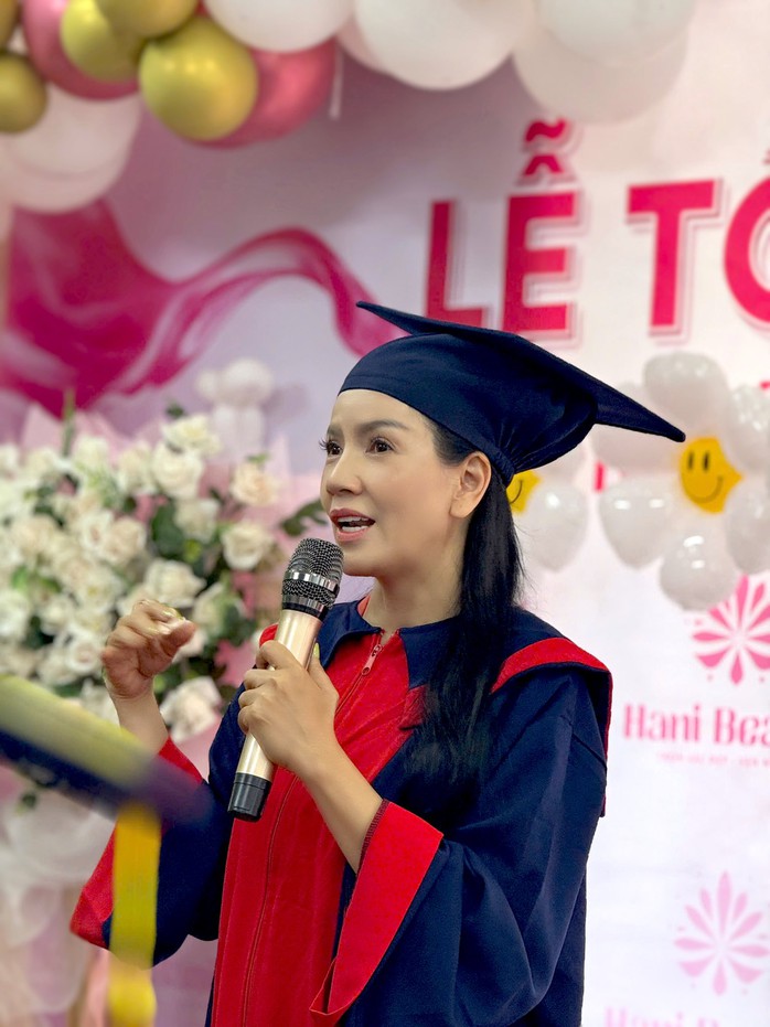 NSƯT Ngọc Trinh "Mùi ngò gai" qua đời, hưởng dương 52 tuổi- Ảnh 3. NSƯT Ngọc Trinh "Mùi ngò gai" qua đời, hưởng dương 52 tuổi- Ảnh 3.