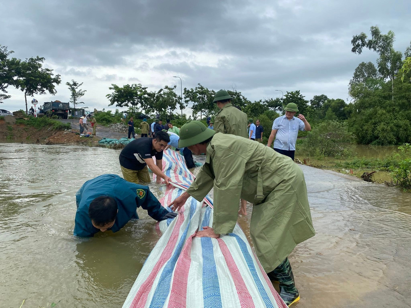 Hà Nội huy động hàng trăm người gia cố đê sông Tích- Ảnh 1.