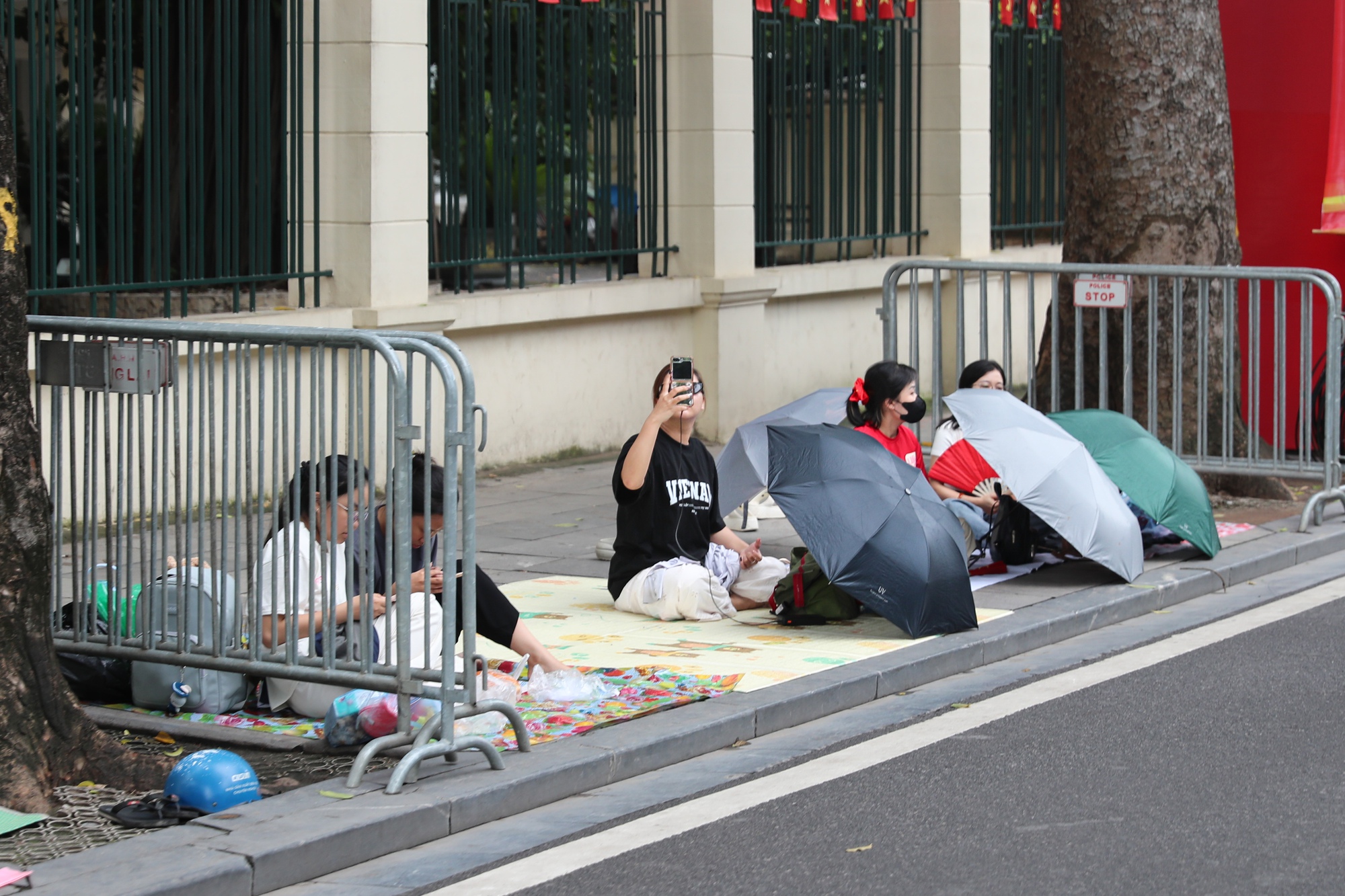 Hàng ngàn người dân "cắm chốt" chờ xem diễu binh A80, Công an Hà Nội liên tục nhắc nhở- Ảnh 1. Hàng ngàn người dân "cắm chốt" chờ xem diễu binh A80, Công an Hà Nội liên tục nhắc nhở- Ảnh 1.