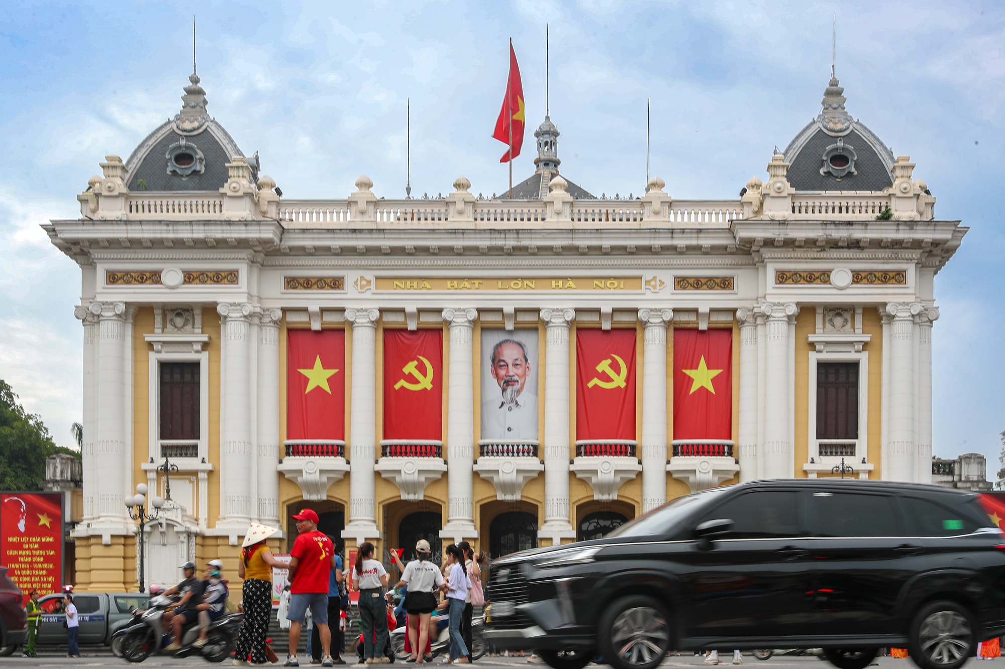 Hàng ngàn người dân "cắm chốt" chờ xem diễu binh A80, Công an Hà Nội liên tục nhắc nhở- Ảnh 11. Hàng ngàn người dân "cắm chốt" chờ xem diễu binh A80, Công an Hà Nội liên tục nhắc nhở- Ảnh 11.