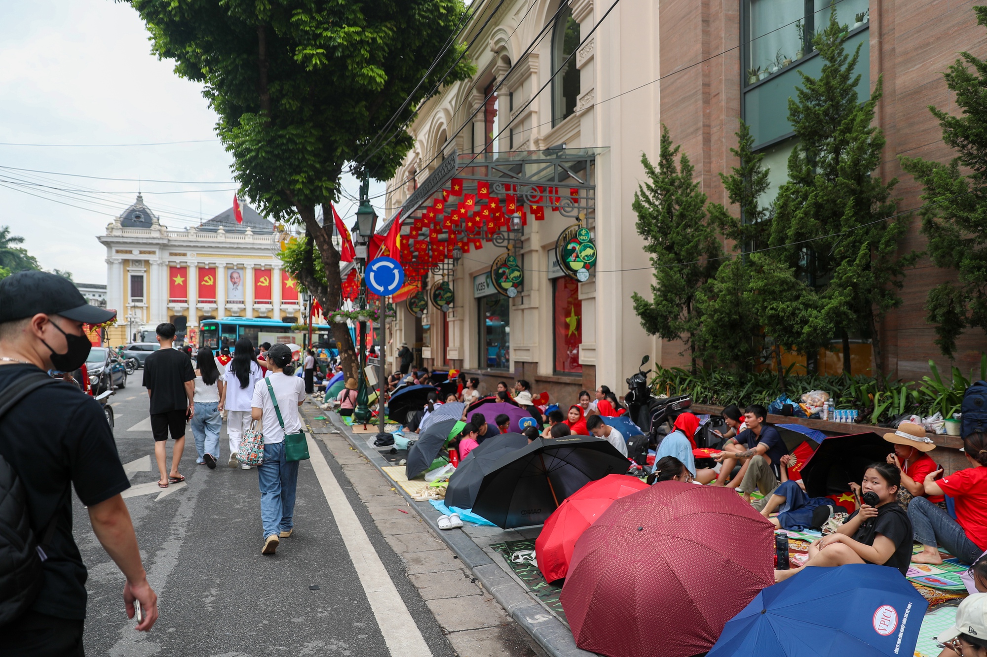 Hàng ngàn người dân "cắm chốt" chờ xem diễu binh A80, Công an Hà Nội liên tục nhắc nhở- Ảnh 2. Hàng ngàn người dân "cắm chốt" chờ xem diễu binh A80, Công an Hà Nội liên tục nhắc nhở- Ảnh 2.