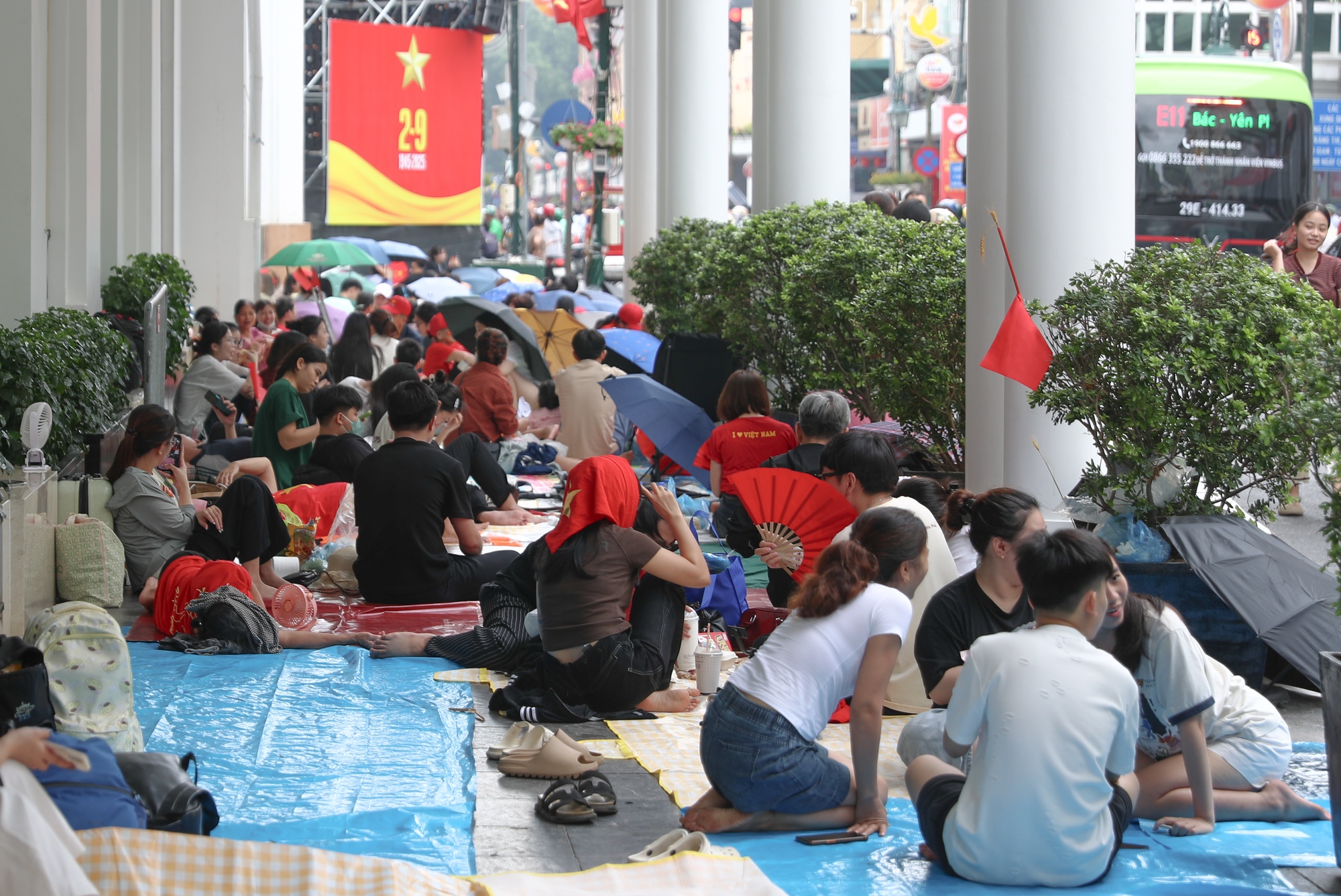 Hàng ngàn người dân "cắm chốt" chờ xem diễu binh A80, Công an Hà Nội liên tục nhắc nhở- Ảnh 4. Hàng ngàn người dân "cắm chốt" chờ xem diễu binh A80, Công an Hà Nội liên tục nhắc nhở- Ảnh 4.