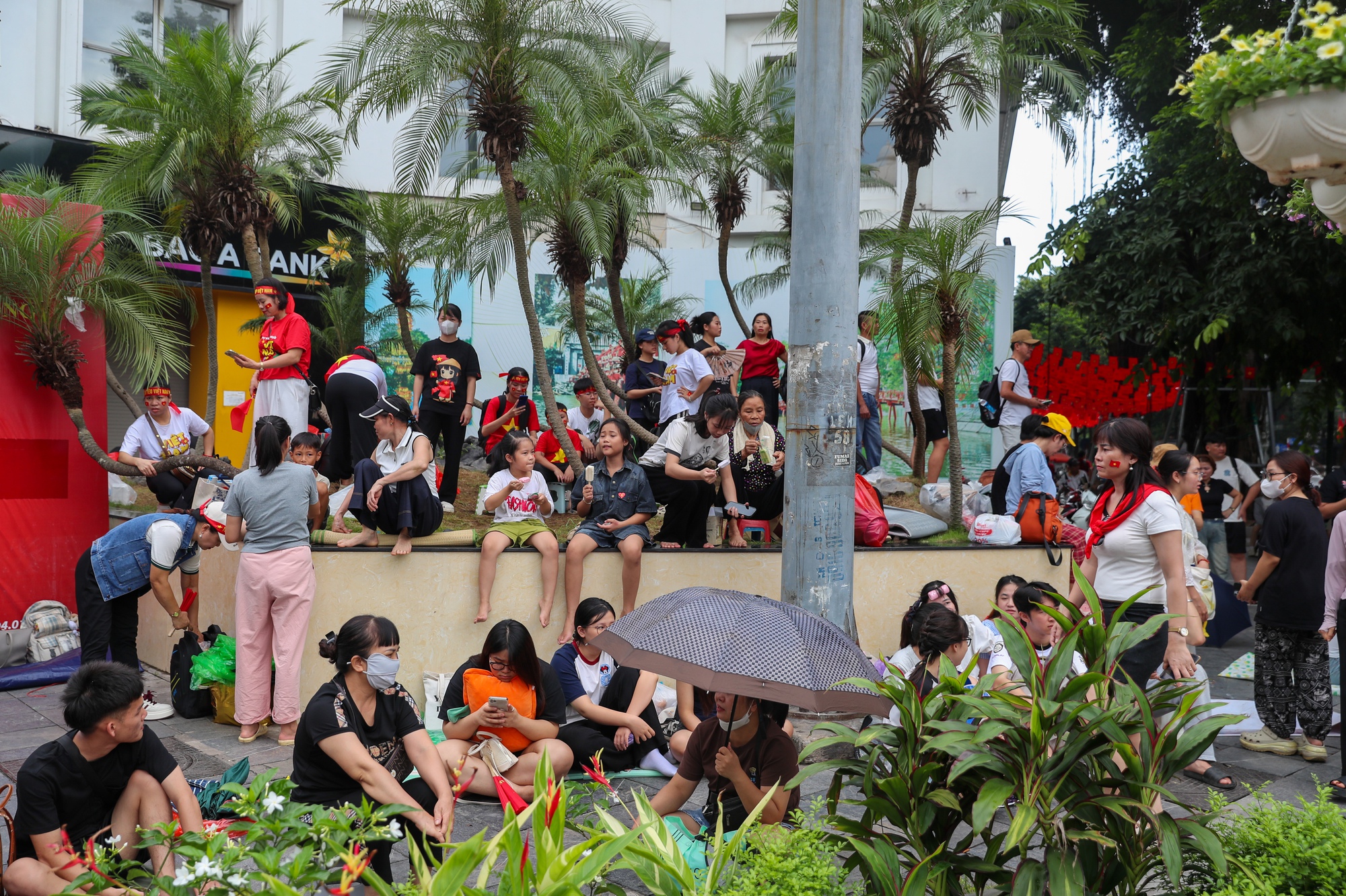 Hàng ngàn người dân "cắm chốt" chờ xem diễu binh A80, Công an Hà Nội liên tục nhắc nhở- Ảnh 7. Hàng ngàn người dân "cắm chốt" chờ xem diễu binh A80, Công an Hà Nội liên tục nhắc nhở- Ảnh 7.