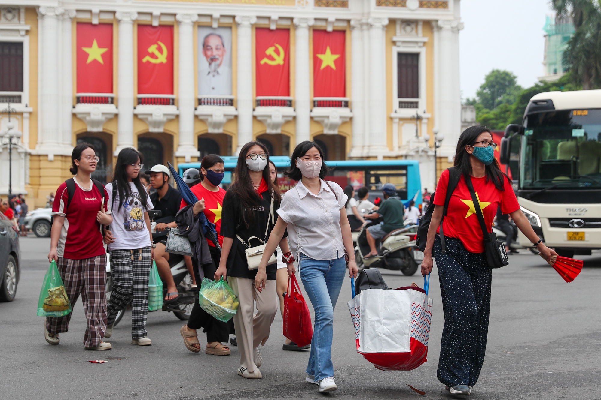 Hàng ngàn người dân "cắm chốt" chờ xem diễu binh A80, Công an Hà Nội liên tục nhắc nhở- Ảnh 3. Hàng ngàn người dân "cắm chốt" chờ xem diễu binh A80, Công an Hà Nội liên tục nhắc nhở- Ảnh 3.