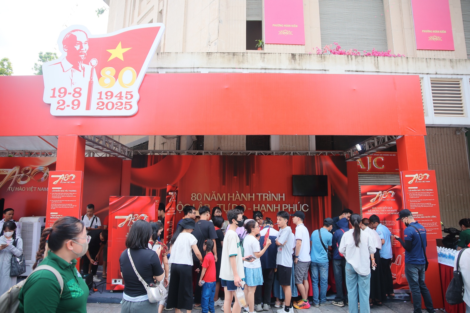 Hàng loạt "Trạm Khách A80 - Tự hào Việt Nam", điểm dừng chân đặc biệt cho người dân đi xem diễu binh ngày 2/9 - Ảnh 2.