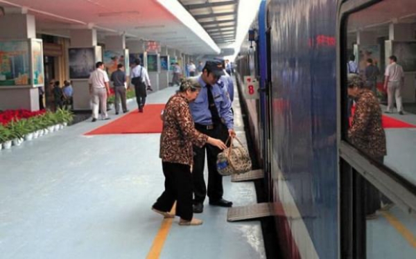 Người trên 60 tuổi đi tàu hỏa phải biết thủ tục này: Đi 1 mình vẫn yên tâm, vị trí ưu tiên không mất phí- Ảnh 1.