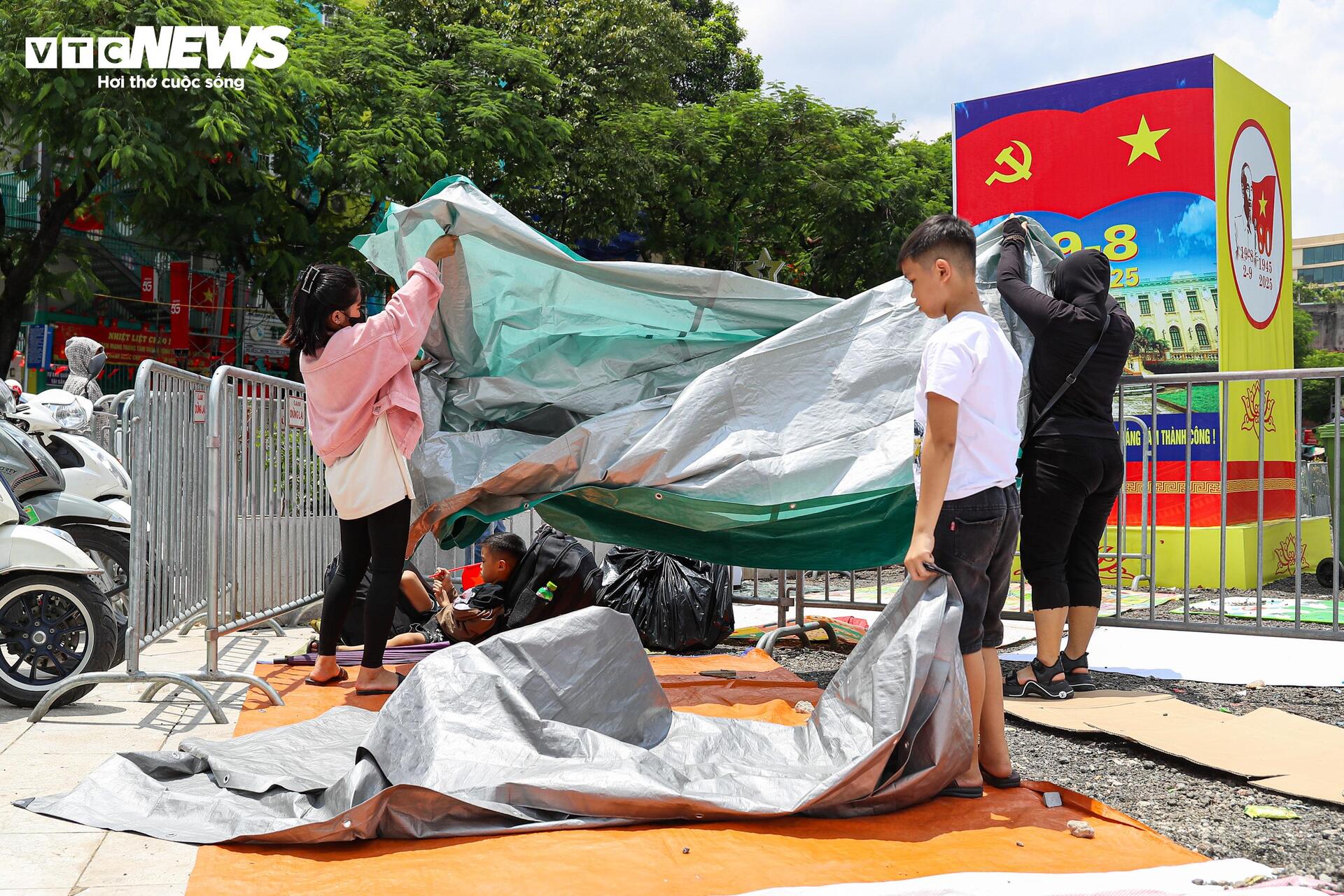 Người dân mang lều bạt, ngủ hai đêm ngoài đường để xem diễu binh 2/9- Ảnh 6. Người dân mang lều bạt, ngủ hai đêm ngoài đường để xem diễu binh 2/9- Ảnh 6.