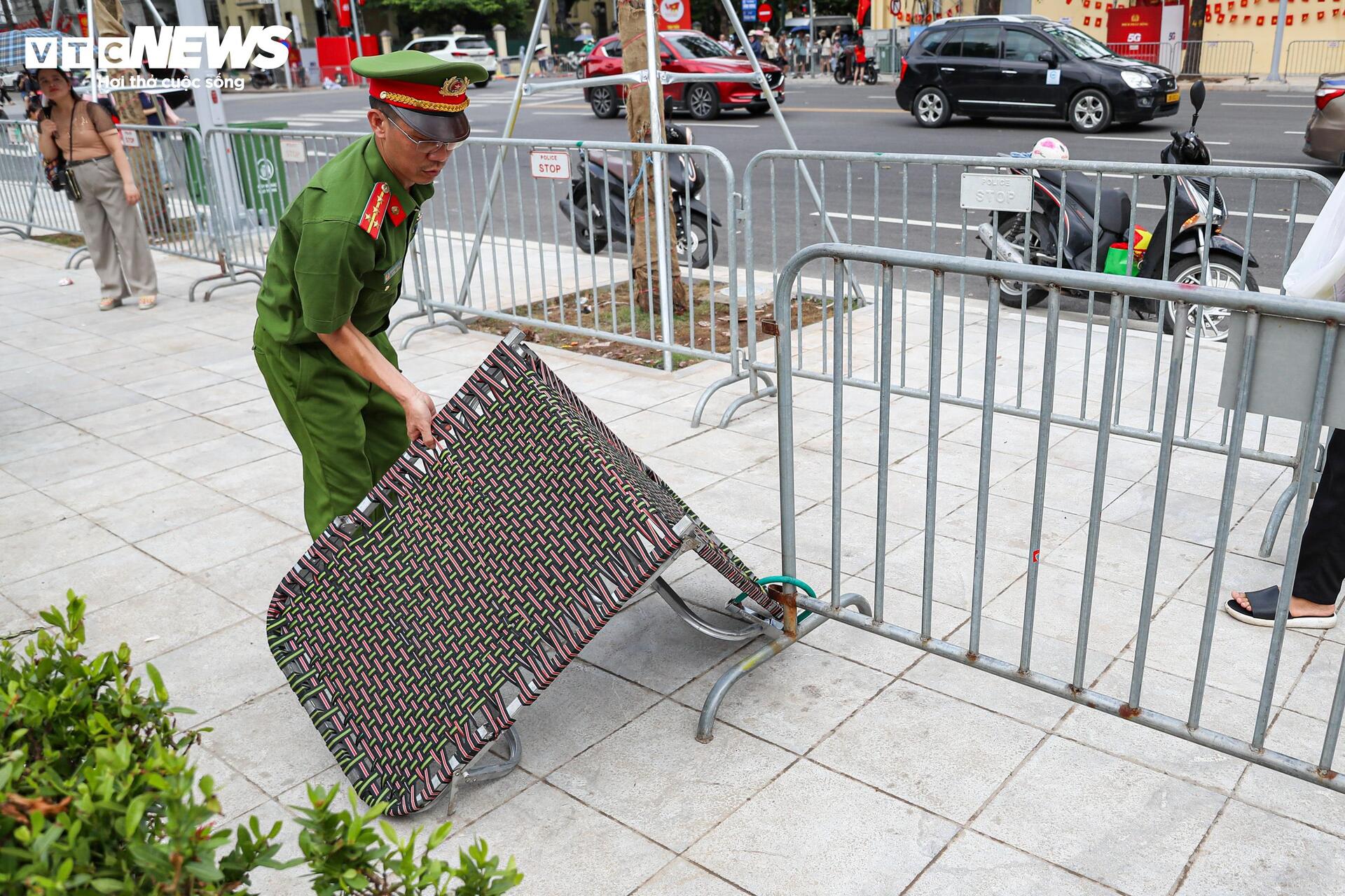 Người dân mang lều bạt, ngủ hai đêm ngoài đường để xem diễu binh 2/9- Ảnh 16. Người dân mang lều bạt, ngủ hai đêm ngoài đường để xem diễu binh 2/9- Ảnh 16.