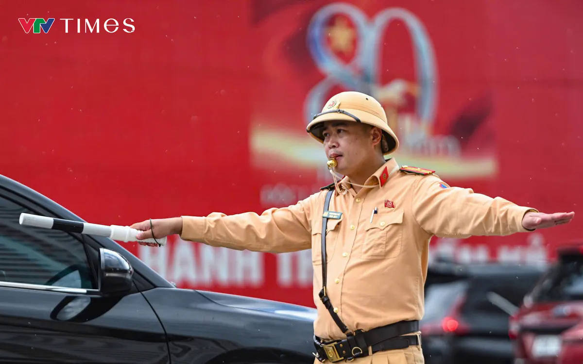 CSGT phân luồng trước cổng trung tâm Triển lãm Quốc gia.